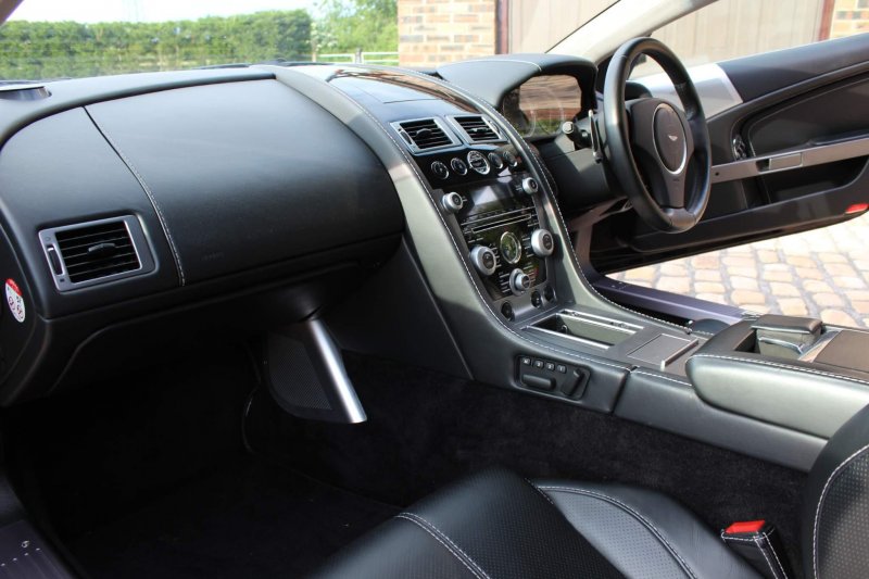 ASTON MARTIN DB9