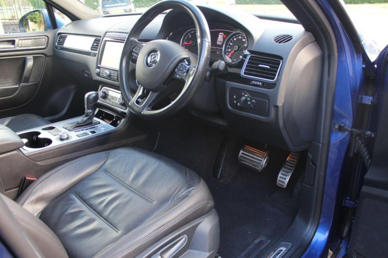 VOLKSWAGEN TOUAREG